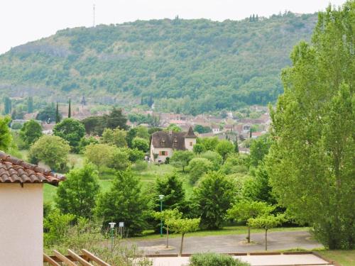 Holiday Home with a terrace near river Lot