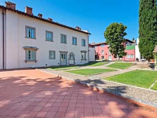 Modern Holiday Home in Rignano sull'Arno with Swimming Pool