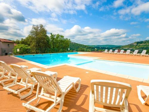 Holiday Home with a terrace near river Lot