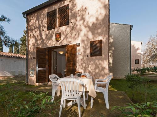 Comfortable holiday home with a terrace, 3 km from Rovinj
