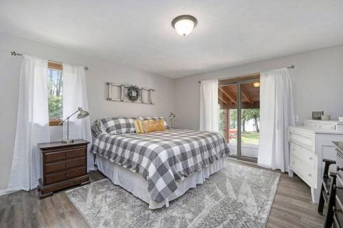 Lakeside Getaway with Hot Tub in Gaylord, USA