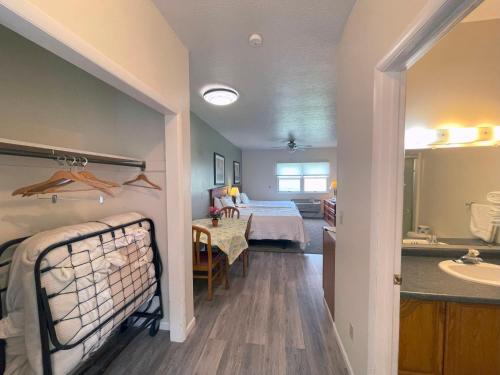 Plantation Motel - image 14