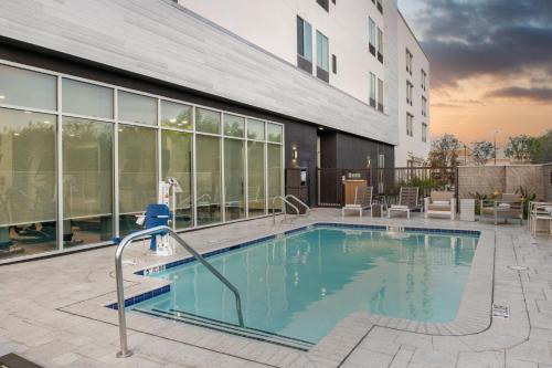 Swimming pool, SpringHill Suites by Marriott Riverside Redlands in Redlands (CA)