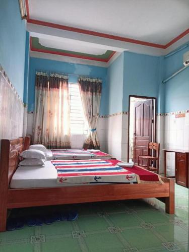 Family Room image 7