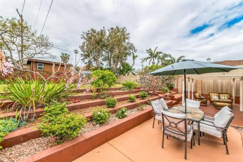 Cozy Carlsbad Home - 2 blocks to Beach in Carlsbad, USA