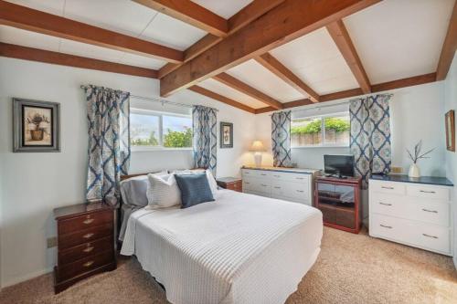 Cozy Carlsbad Home - 2 blocks to Beach