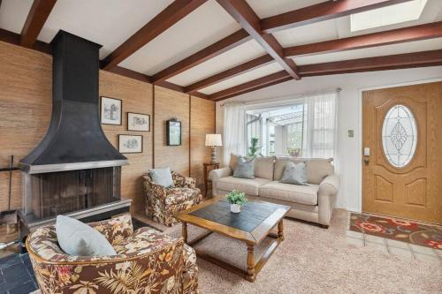 Cozy Carlsbad Home - 2 blocks to Beach in Carlsbad, USA