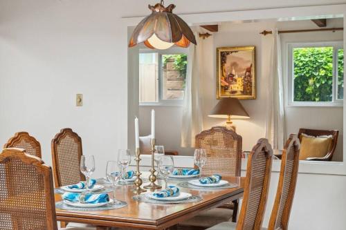Cozy Carlsbad Home - 2 blocks to Beach in Carlsbad, USA