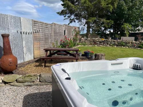 อ่างแช่น้ำร้อน, Barclay’s But n Ben in แอบยอน