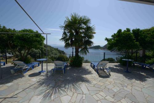 Skats, Demi Studios in Ammouliani
