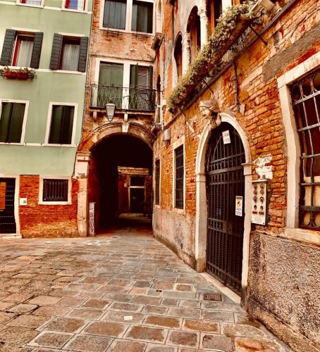 The Wolf House Greysclass, Venice