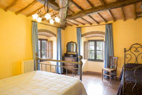 ISA-Farmhouse with swimming-pool in Chianti-area in the middle of Tuscan nature