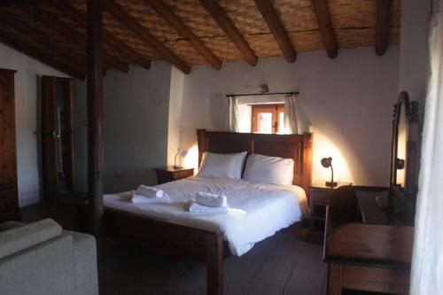 1 queen bed, 2 sofa beds
