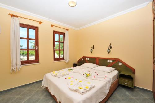 Grenadine Lodge Grenadine Lodge is conveniently located in the popular Dalyan area. Featuring a complete list of amenities, guests will find their stay at the property a comfortable one. Airport transfer, car hire, r