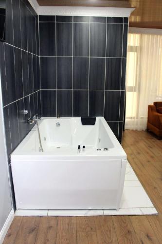 biglife hotel - image 11
