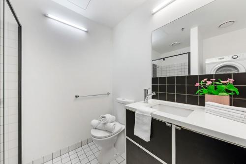 A Modern 2BR Apt Right Next to Melbourne Central