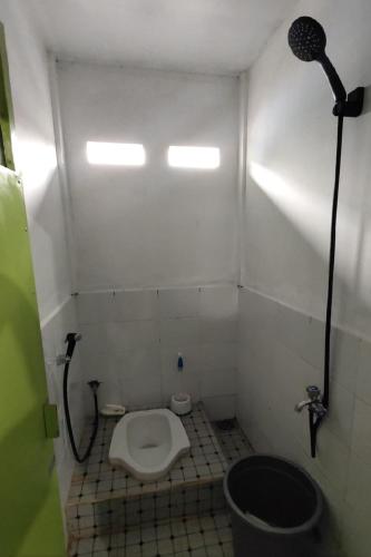 Bathroom, SPOT ON 92911 Wisma Jaya Syariah in Pelalawan