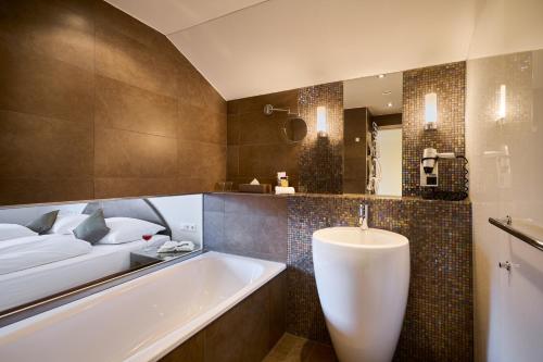 room detail thumbnail 2