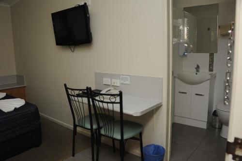 Sun Valley Motel Biloela Sun Valley Motel is conveniently located in the popular Biloela area. Both business travelers and tourists can enjoy the hotels facilities and services. Facilities for disabled guests, BBQ facilities