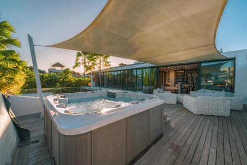Villa Aless - Designer 4BR Villa with Sauna Jacuzzi Ice Bath Gym & Rooftop - image 3