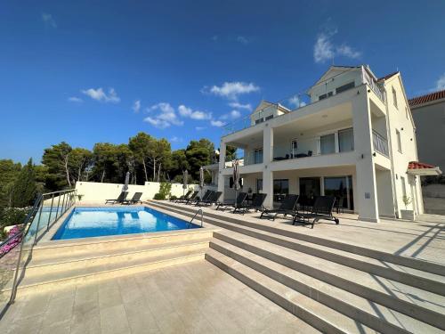 Villa Lovisa - 4 star villa with pool and amazing sea view – khách sạn tại Milna