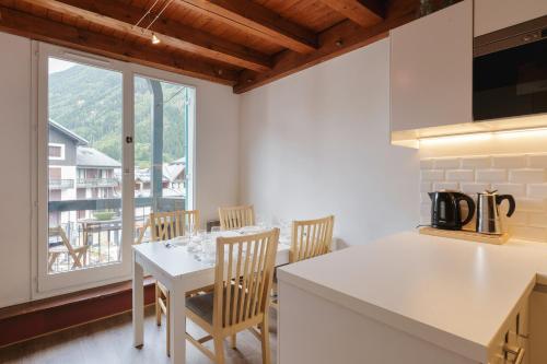 Apartment with Mountain View