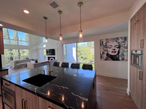 The Arts House - Private and Gated Home in Silver Lake with Pool & Views, Los Angeles (photo 6)
