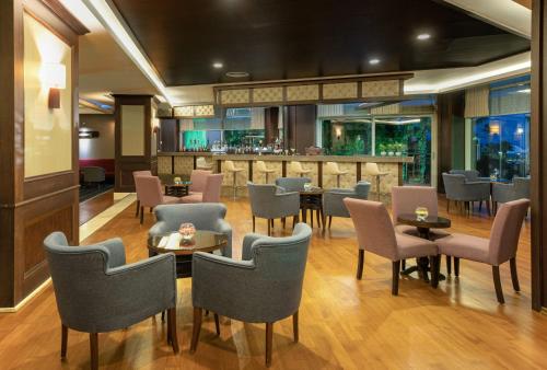 Kokrak bezi Rainia Belle uni sorib, keyin telbadek sikish orqali meni hayajonlantiradi!