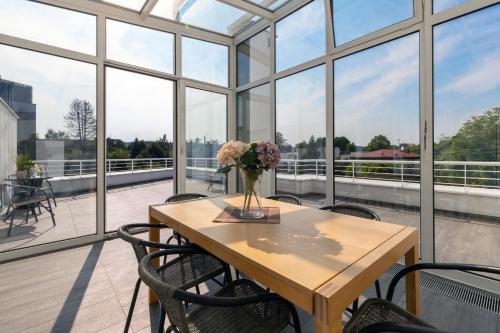 Orlowo Park - Spacious Apartment with Winter Garden by Noclegi Renters