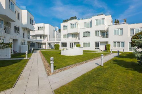 Orlowo Park - Spacious Apartment with Winter Garden by Noclegi Renters