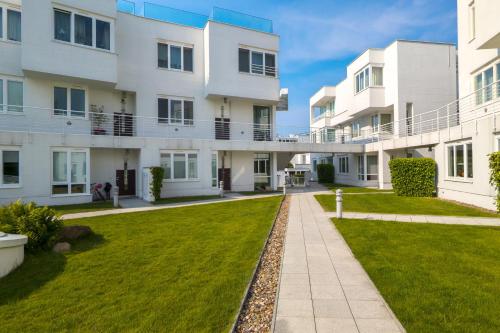Orlowo Park - Spacious Apartment with Winter Garden by Noclegi Renters - image 4