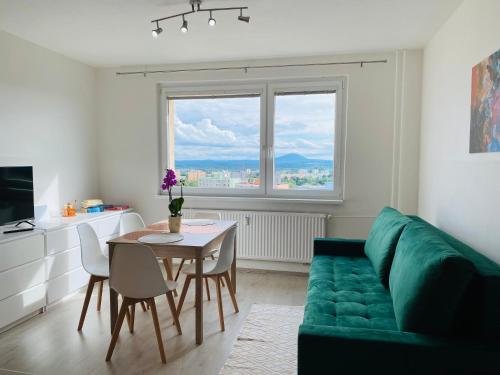 . Apartman JakoDoma Zelený Gauč hlídané PARKOVÁNÍ u domu ZDARMA