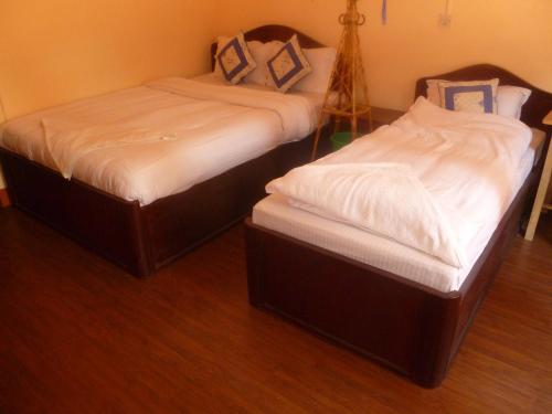 2 twin beds