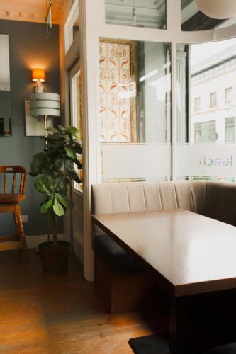 Phoenix Park Hotel - image 14
