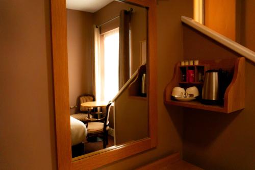 Phoenix Park Hotel - image 2