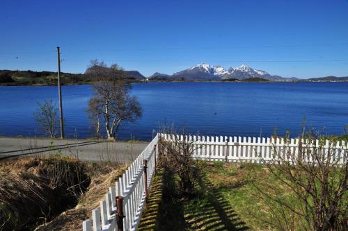 Fredelig med naturskjønn omgivelse, midt i Lofoten