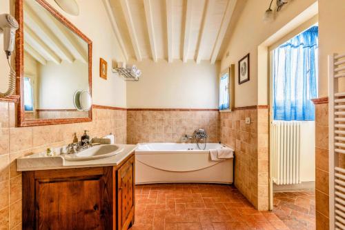 Superior Double Room image 10