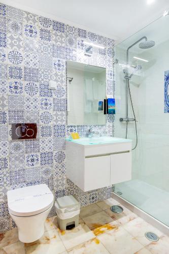 Twin Room with Sea View image 10
