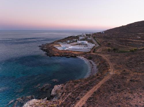 Royal-Ma Resort, Perástra