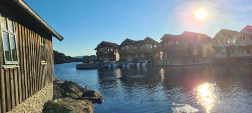 Skats, Exceptional Cottage 2 meters from the sea, possible to rent boat, Bekkjarvik, 60 km from Bergen in Bekkjarvik
