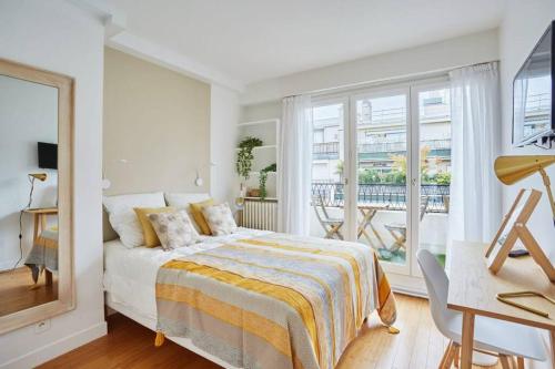 Rent a Room apartments - Degas, Париж