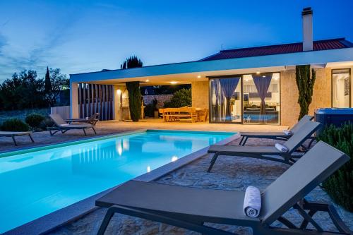 Villa T, spacious with heated pool & jacuzzi - Accommodation - Raštević