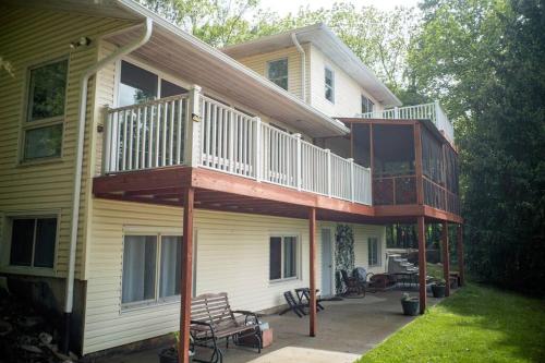 ระเบียง/ชานเรือน, Finn's Hideaway -Modern family river home in คีโอคุก (IA)