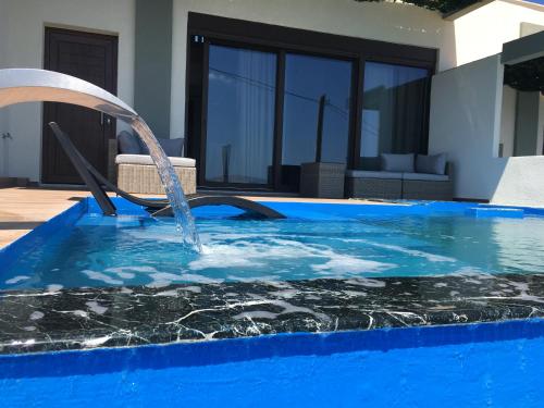 The Diamond of Kriaritsi "private pools & hydromassage"