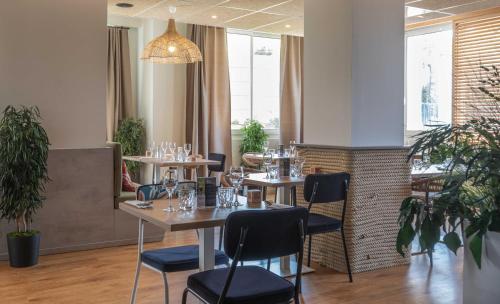 Restaurant, L'Escale Marine, The Originals Relais in Morgat