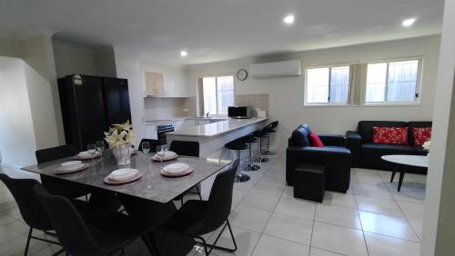 B&B Gold Coast - Theme Parks Ultimate House Modern 5Bedroom 2Bath 3TV Netflix - Bed and Breakfast Gold Coast