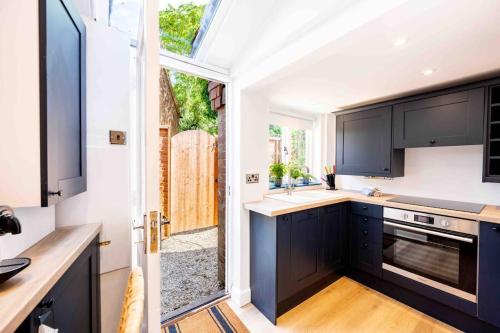 The Lymington Sailor's Cottage in Lymington Town
