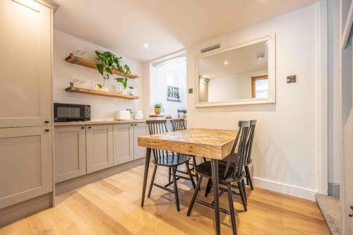 The Lymington Sailor's Cottage in Lymington Town