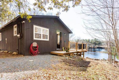 The Old Kettle Cabin with Hot Tub in Bristol (NS)