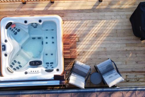 The Old Kettle Cabin with Hot Tub in Bristol (NS)